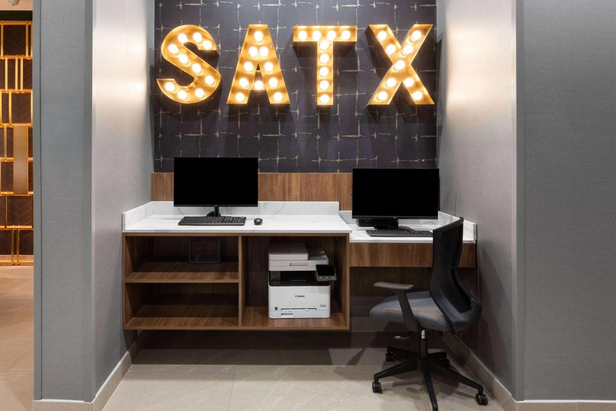 La Quinta Inn & Suites By Wyndham San Antonio At The Rim Extérieur photo